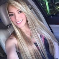 Erika Conde, de cabello rubio y largo, en una selfie dentro del carro; celebró el cumpleaños de su esposo en Tarahumara