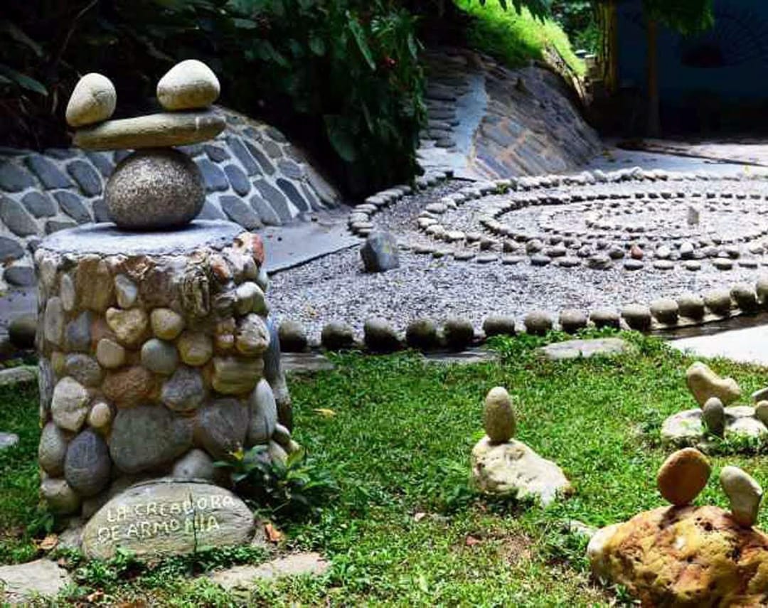 Esculturas de piedras apiladas y una espiral de piedras en el jardín del museo ecológico de Galipán.